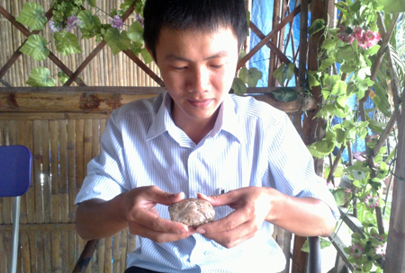 Anh[-]Hoàng[-]Thế[-]Anh[-]đang[-]giới[-]thiệu[-]thân[-]cua[-]hóa[-]thạch[-]mà[-]anh[-]đang[-]sở[-]hữu